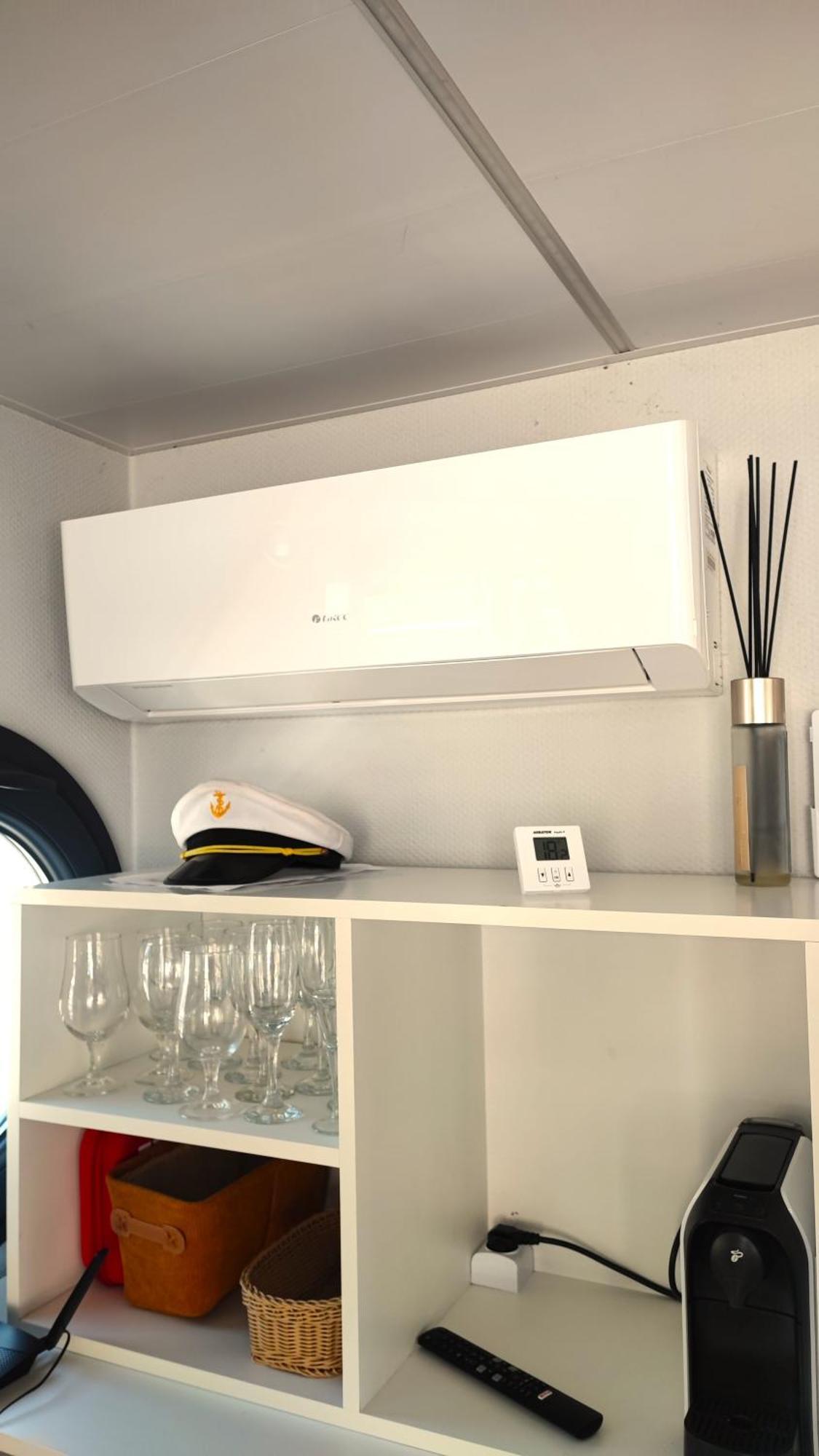 Uraz  Houseboat Water Boy Apartament Plywajacy Dom Na Wodzie Lodz מראה חיצוני תמונה