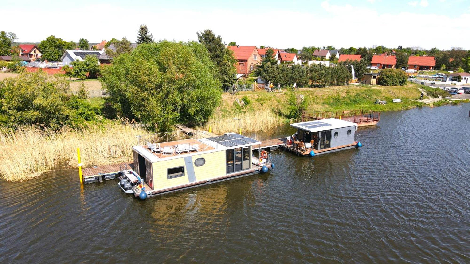 Uraz  Houseboat Water Boy Apartament Plywajacy Dom Na Wodzie Lodz מראה חיצוני תמונה