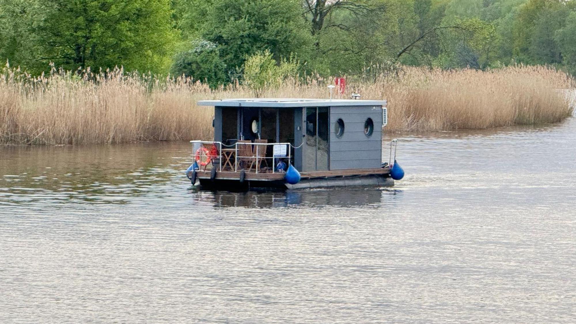 Uraz  Houseboat Water Boy Apartament Plywajacy Dom Na Wodzie Lodz מראה חיצוני תמונה