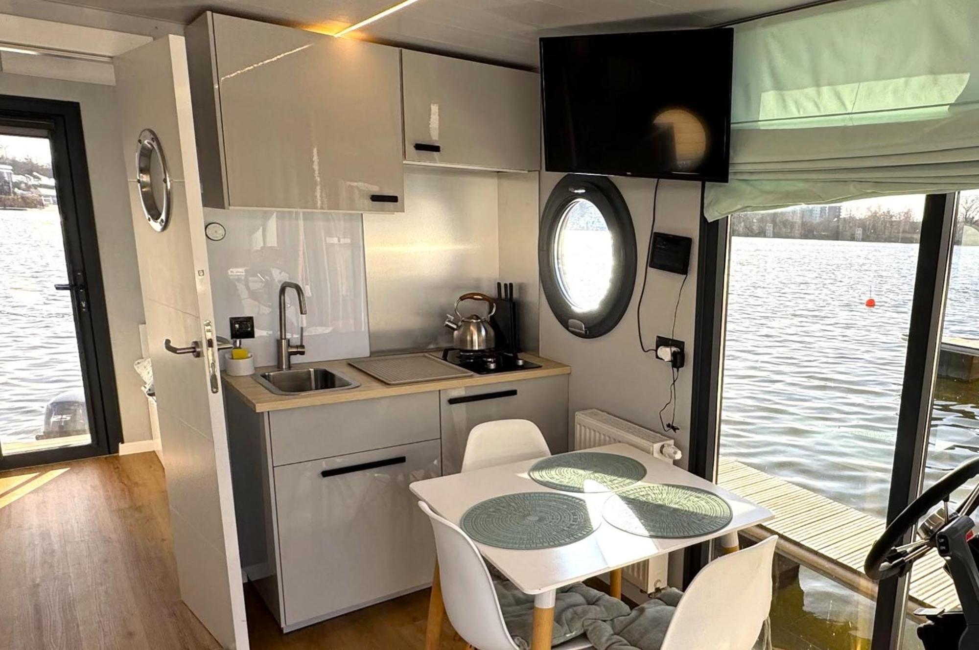 Uraz  Houseboat Water Boy Apartament Plywajacy Dom Na Wodzie Lodz מראה חיצוני תמונה