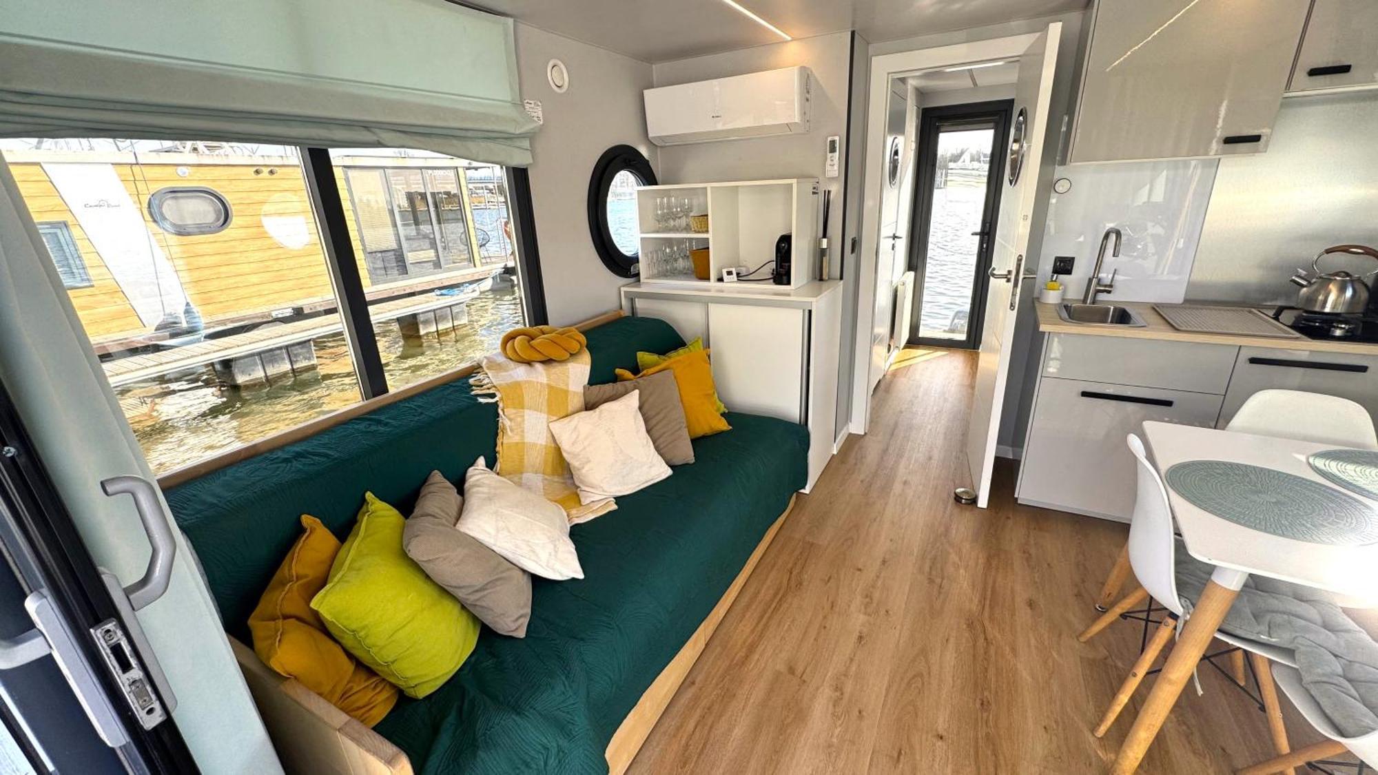 Uraz  Houseboat Water Boy Apartament Plywajacy Dom Na Wodzie Lodz מראה חיצוני תמונה