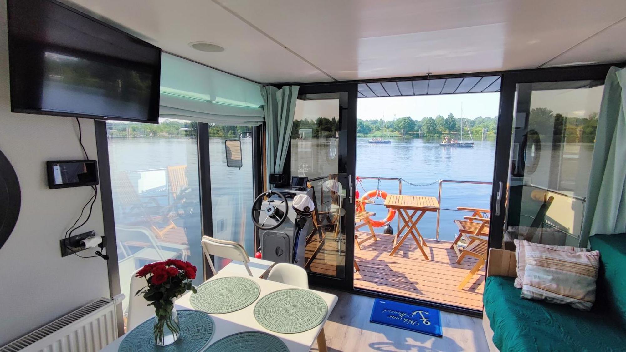 Uraz  Houseboat Water Boy Apartament Plywajacy Dom Na Wodzie Lodz מראה חיצוני תמונה