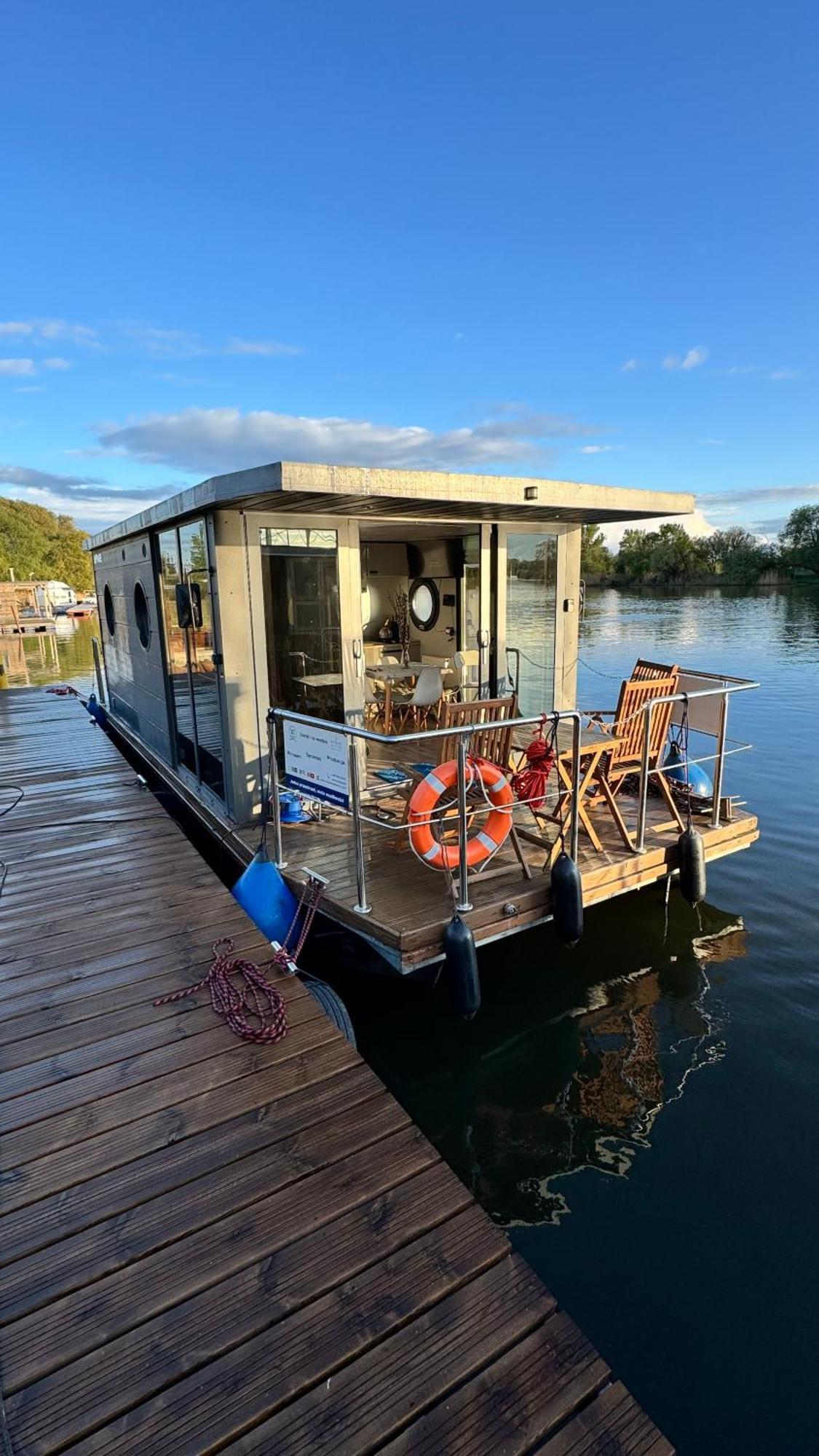 Uraz  Houseboat Water Boy Apartament Plywajacy Dom Na Wodzie Lodz מראה חיצוני תמונה