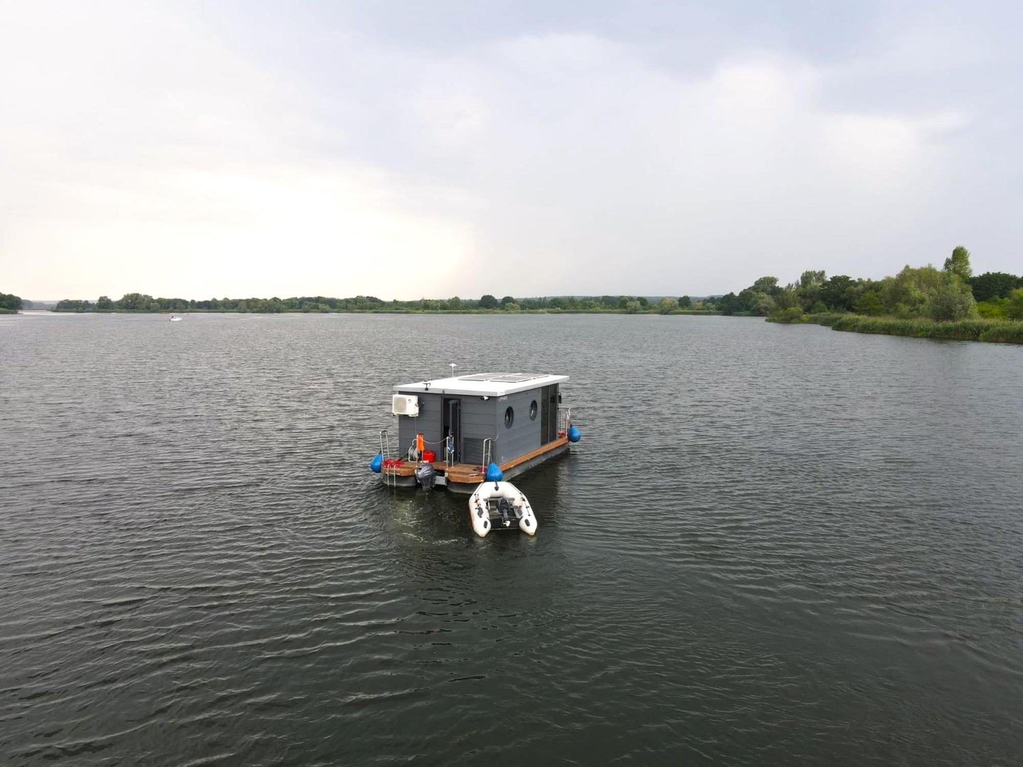 Uraz  Houseboat Water Boy Apartament Plywajacy Dom Na Wodzie Lodz מראה חיצוני תמונה