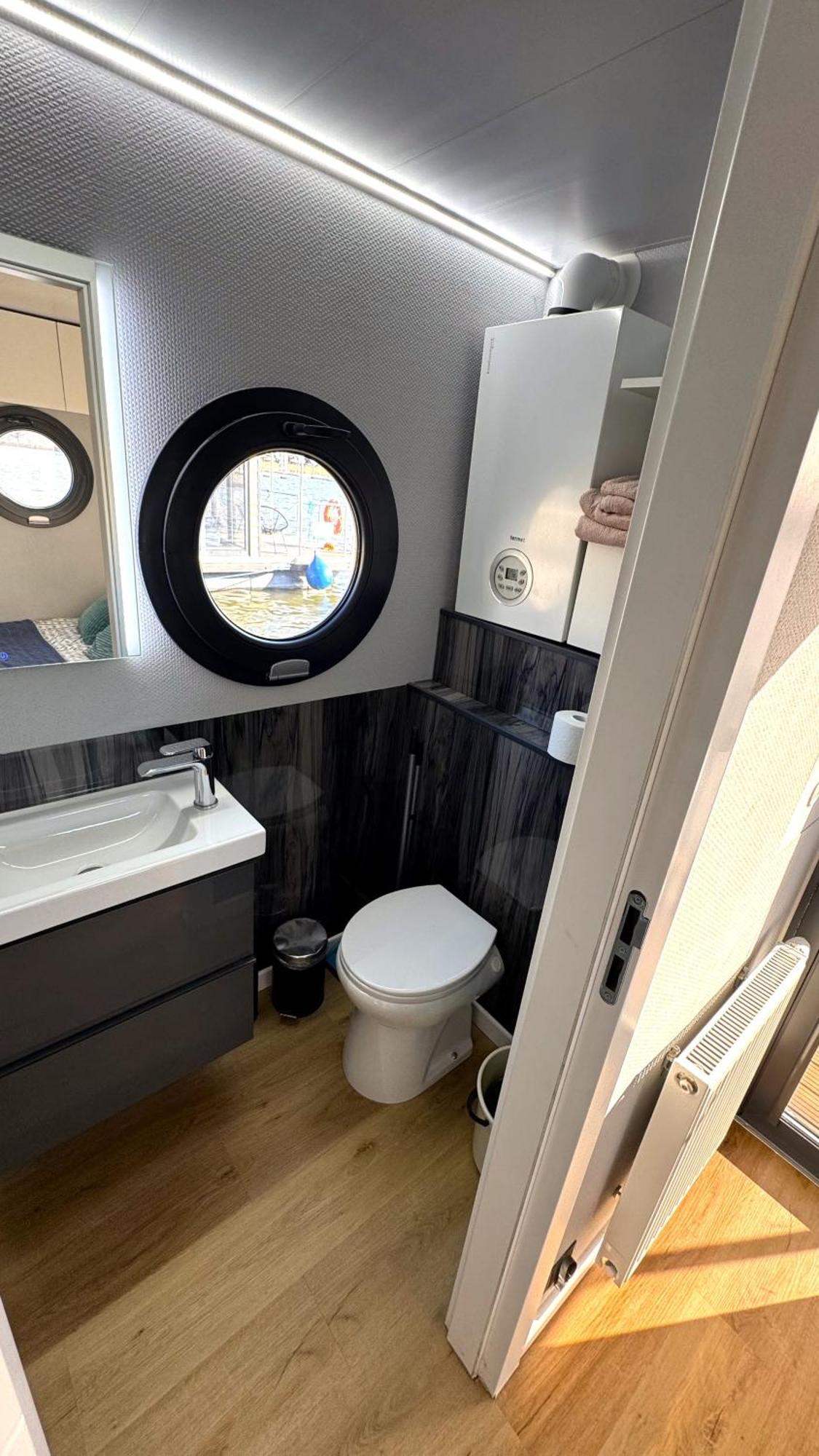 Uraz  Houseboat Water Boy Apartament Plywajacy Dom Na Wodzie Lodz מראה חיצוני תמונה