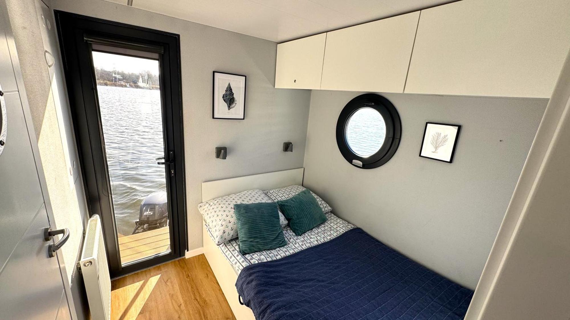 Uraz  Houseboat Water Boy Apartament Plywajacy Dom Na Wodzie Lodz מראה חיצוני תמונה